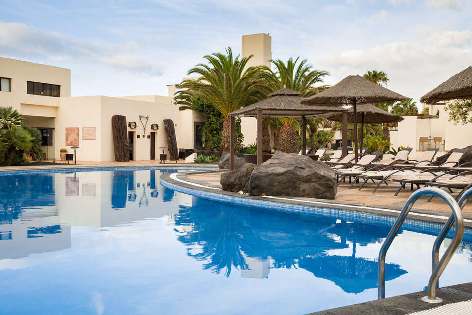 Een foto van het zwembad bij Vitalclass Lanzarote Sports & Wellness Center