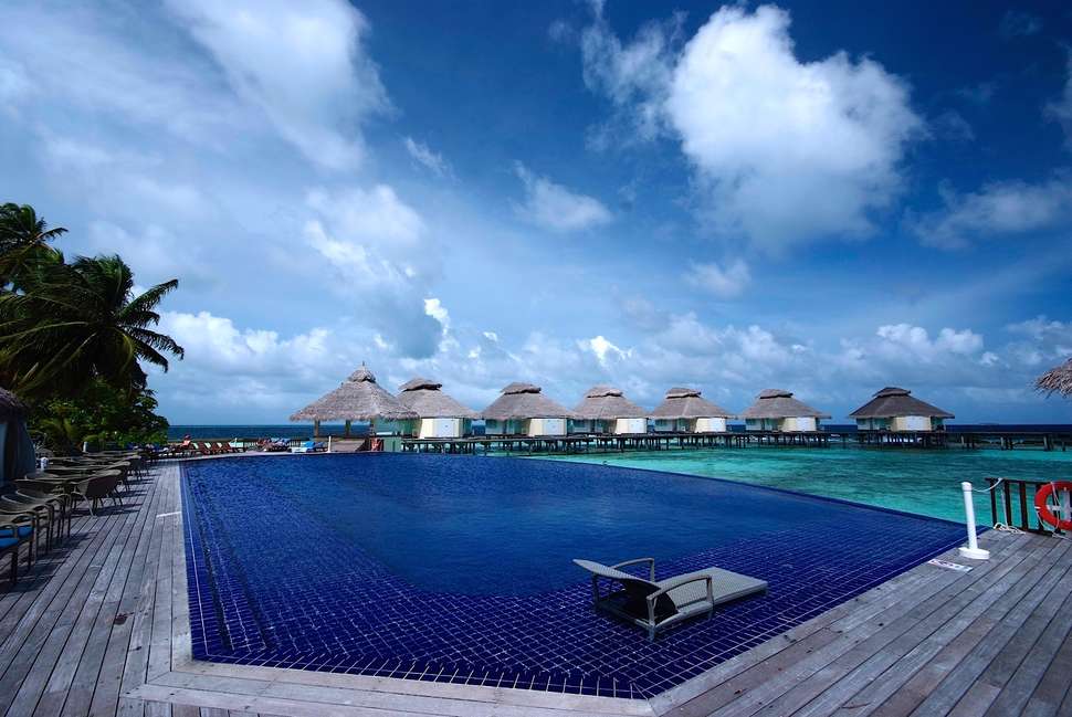 Een foto van het zwembad bij Ellaidhoo Maldives by Cinnamon