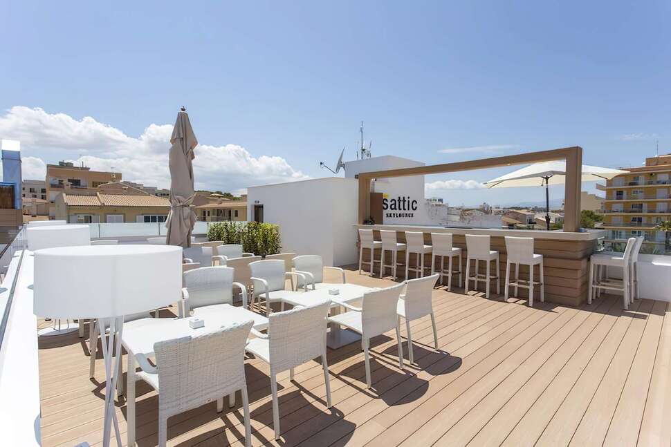 Een foto van het terras bij Som Llaut Boutique Hotel