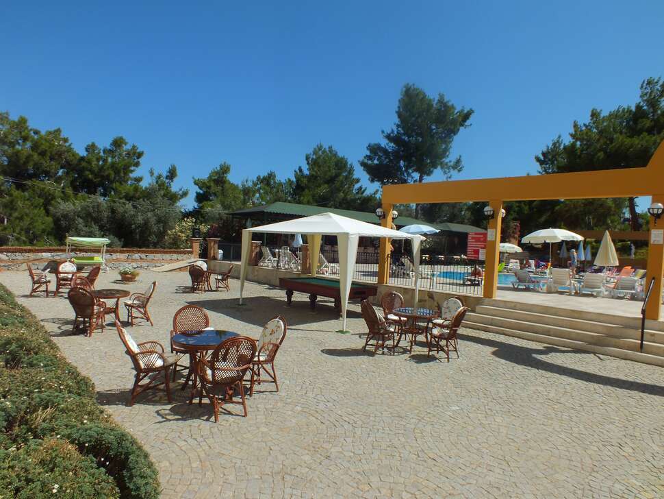 Een foto van het terras bij Tuntas Family Suites Kusadasi