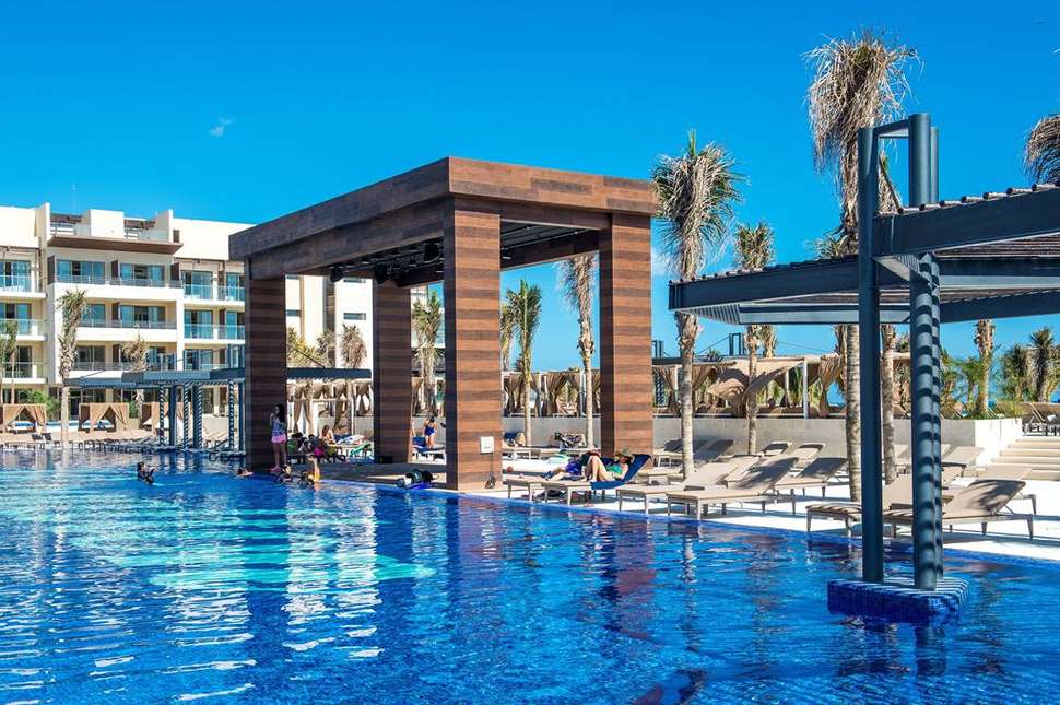 Een foto van het zwembad bij Royalton Riviera Cancun