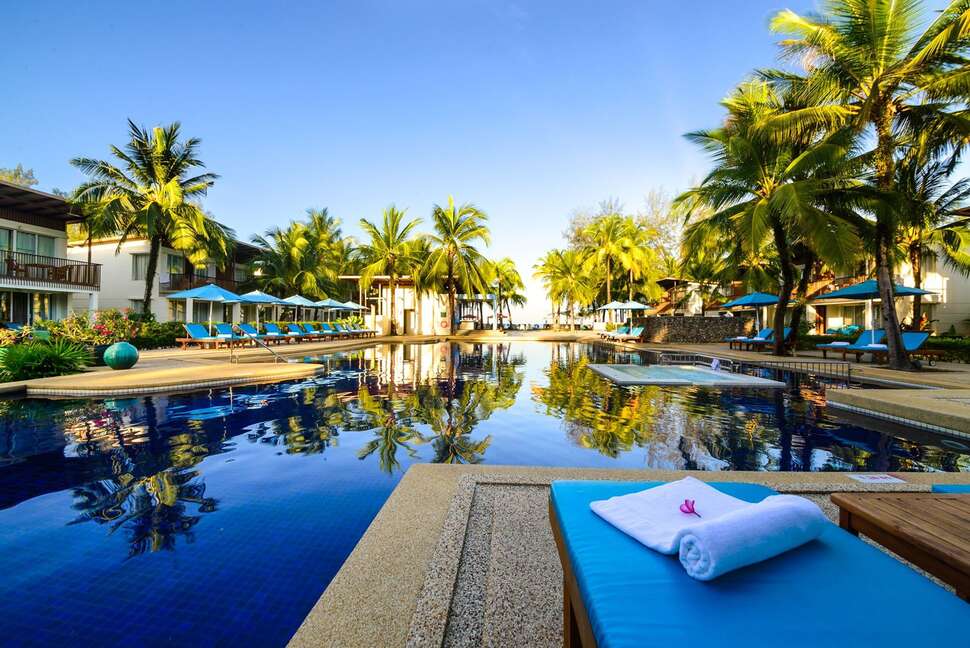 Een foto van het zwembad bij The Briza Beach Resort Khao Lak