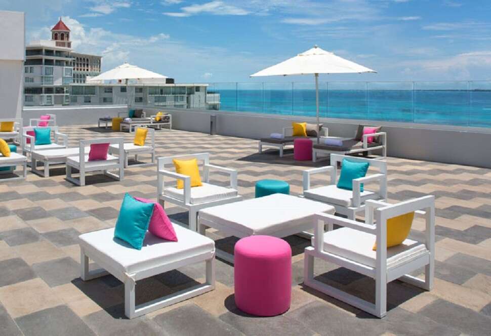 Een foto van het terras bij Aloft Cancun Hotel
