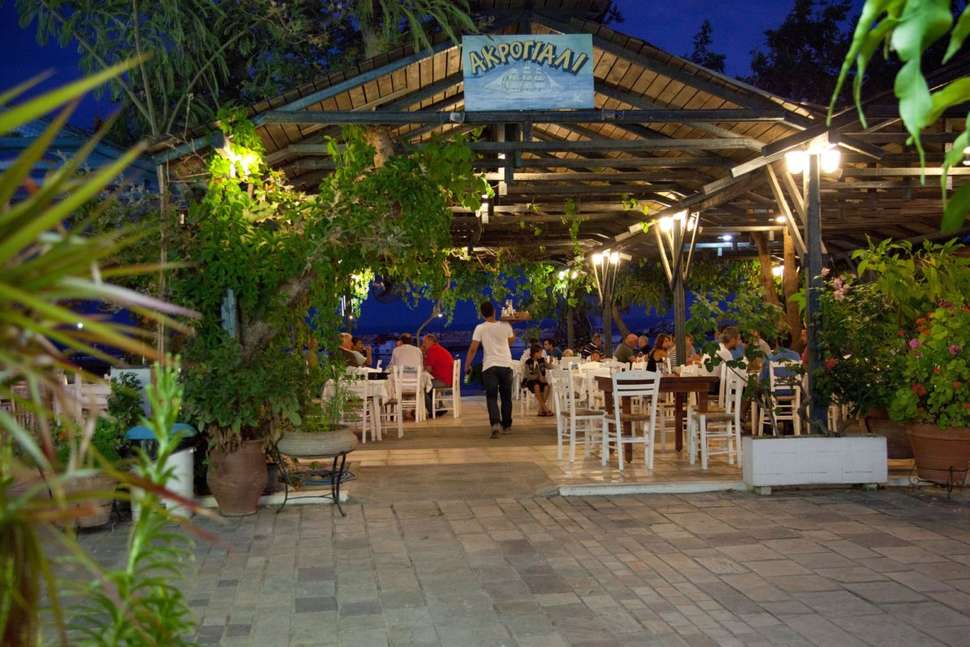 Een foto van het terras bij Akrogiali Hotel