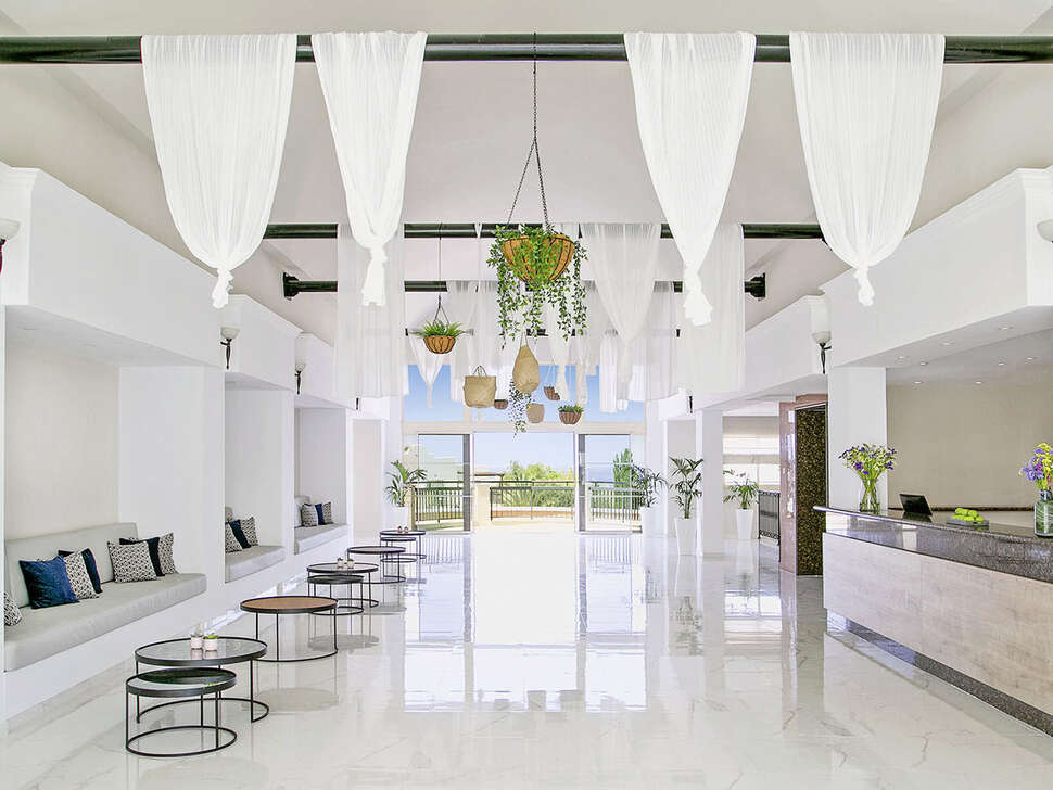 Een foto van het interieur van Louis Paphos Breeze
