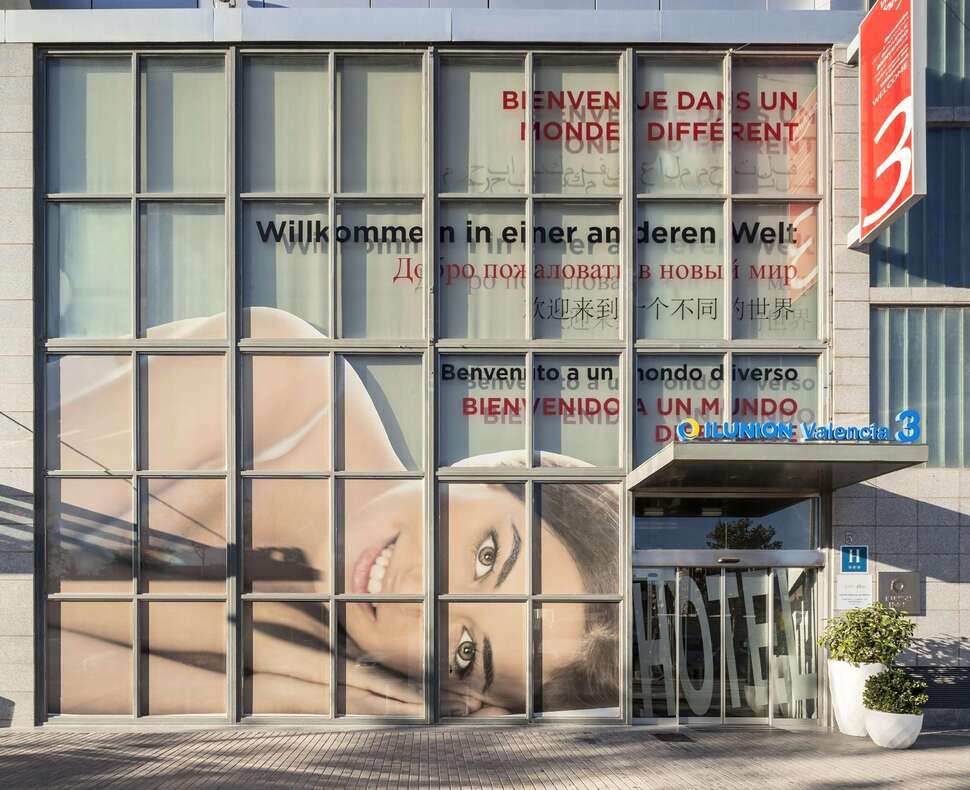 Een foto van de buitenkant van Hotel Ilunion Valencia 3