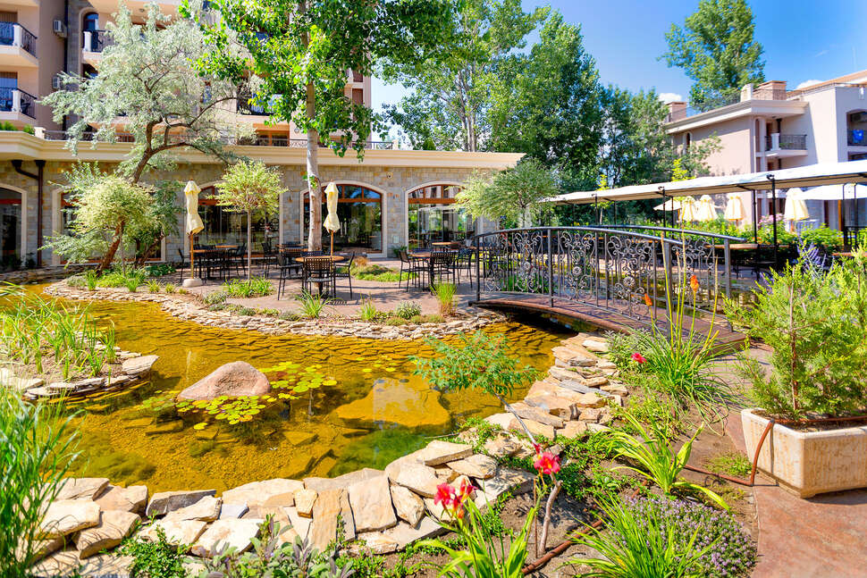 Een foto van het terras bij Cascadas Family Resort