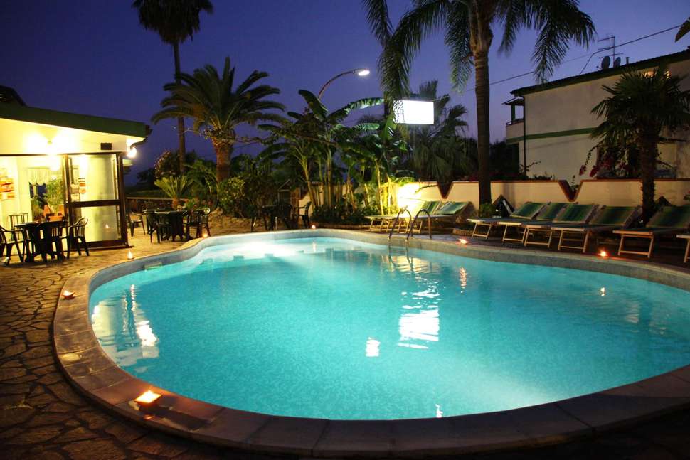 Ein Foto vom Pool im Hotel Marinella