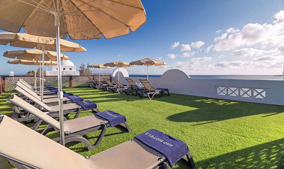 Een foto van het terras bij H10 Timanfaya Palace