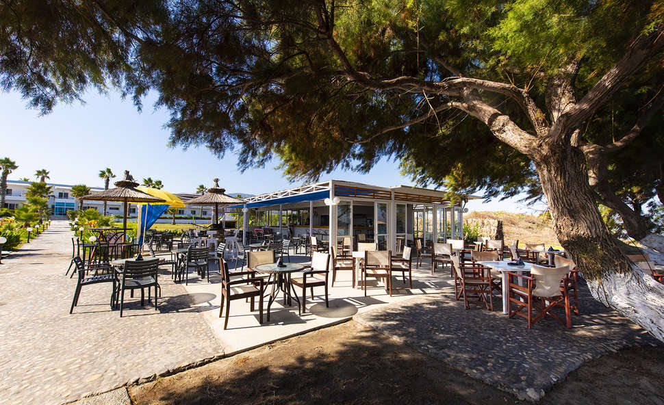 Ein Foto von der Terrasse im Costa Angela Seaside Resort
