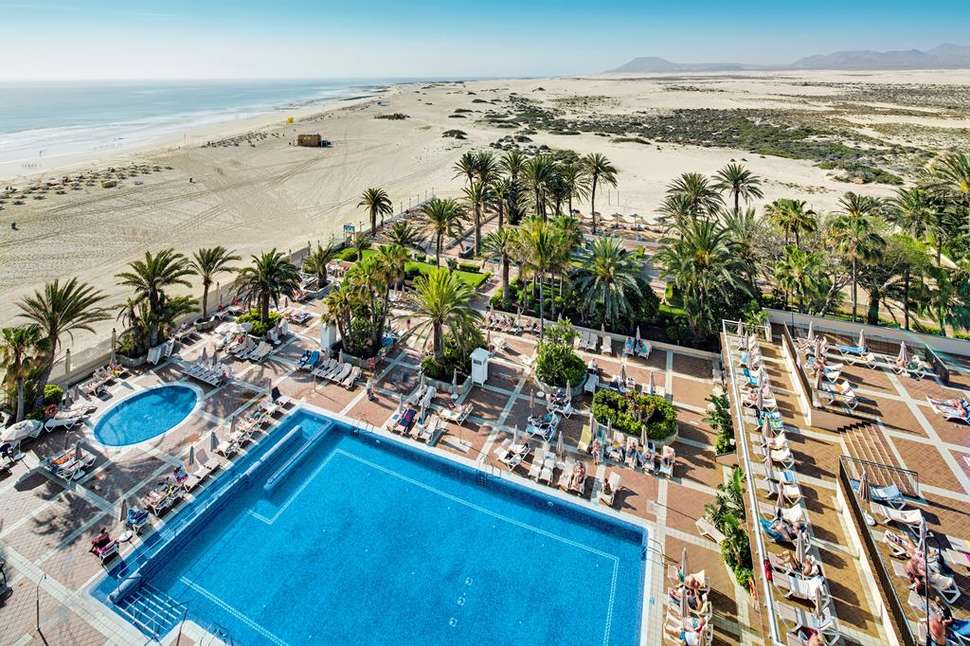 Een foto van het zwembad bij Riu Oliva Beach Resort