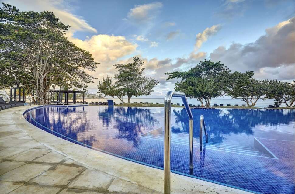 Een foto van het zwembad bij Royalton Negril