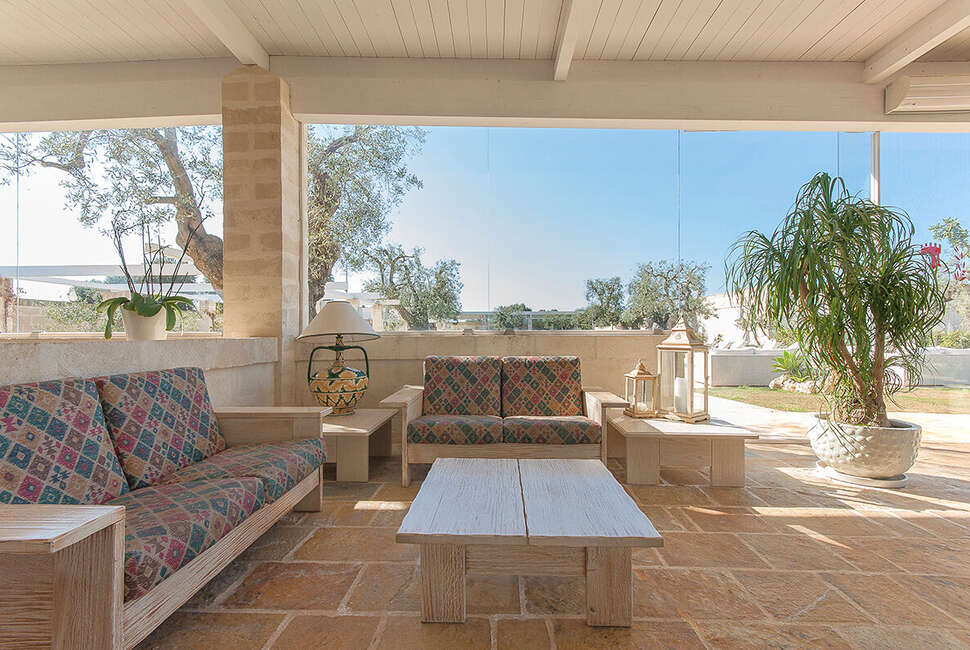 Een foto van het terras bij Masseria Torre del Diamante