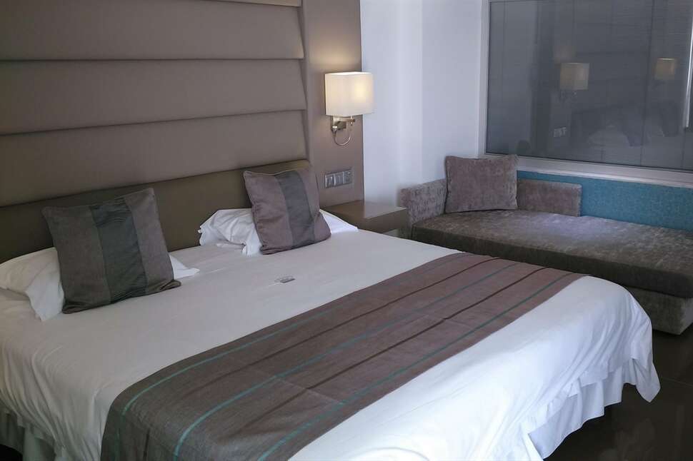 Ein Foto The King Evelthon Beach Hotel & Resort