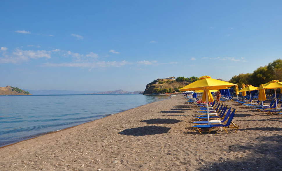 Een foto van het strand bij Yakinthos Garden