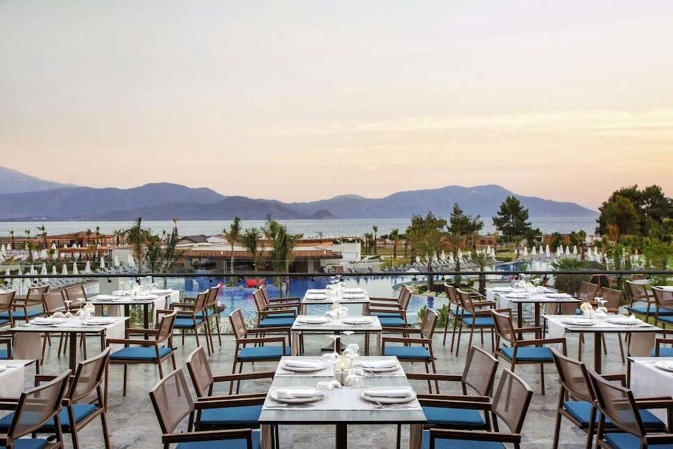 Een foto van het terras bij Akra Fethiye Tui Blue Sensatori