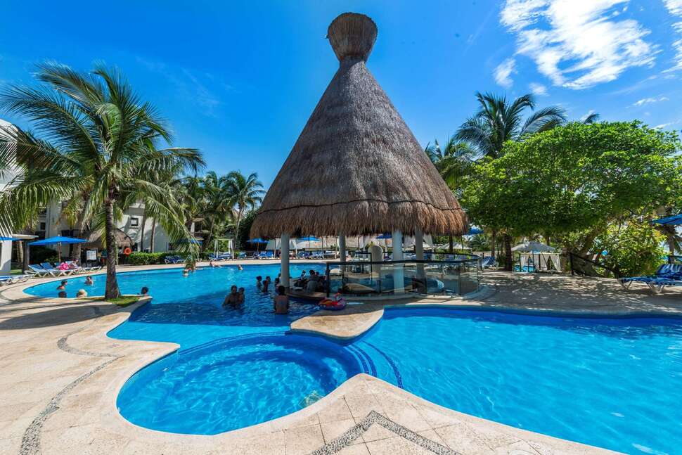 Een foto van het zwembad bij The Reef Playacar Resort