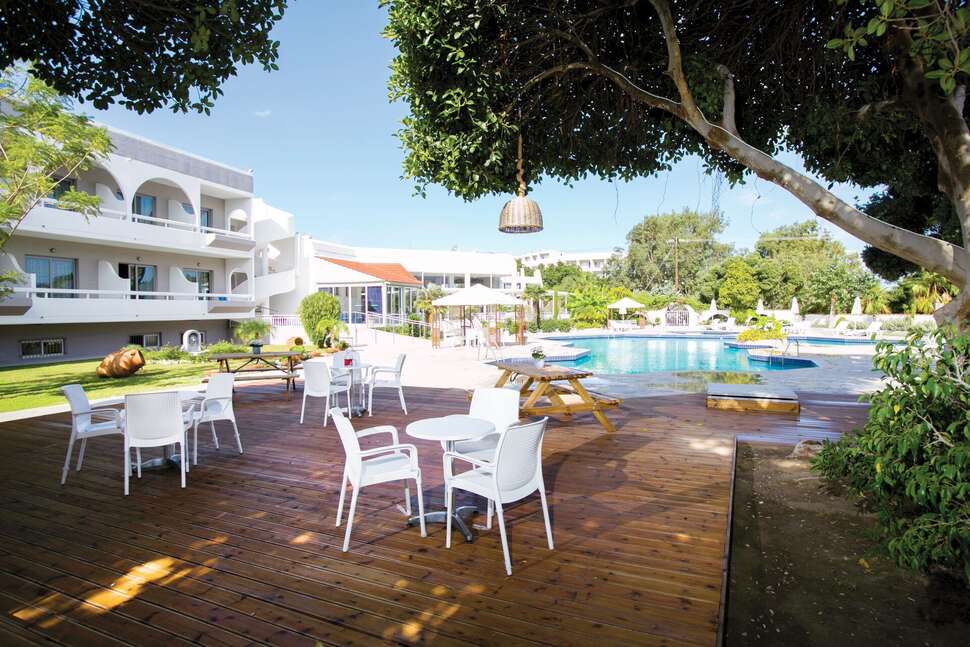 Een foto van het terras bij Happy Days Hotel Tholos