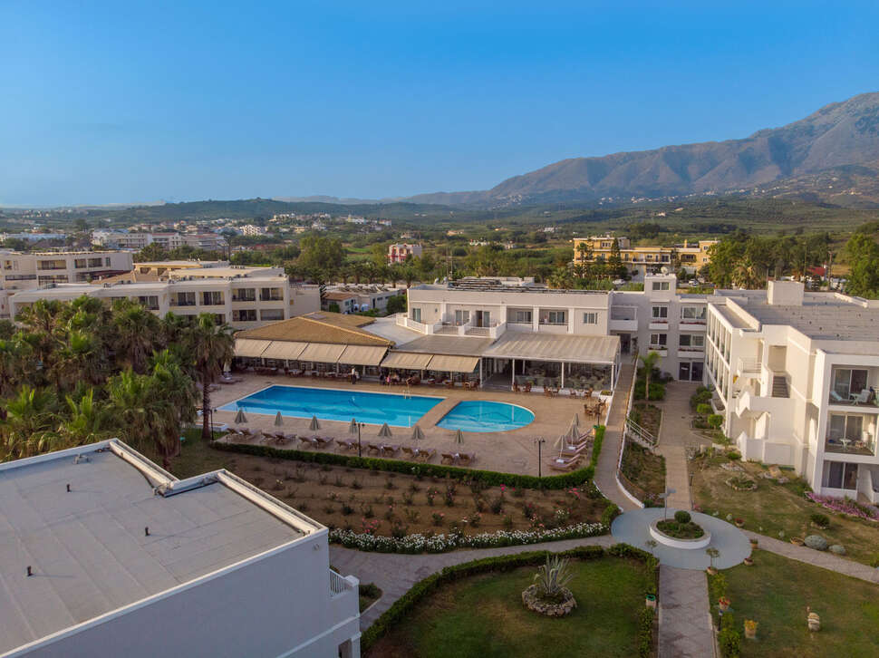 Ein Foto vom Pool im Delfina Tropic Beach
