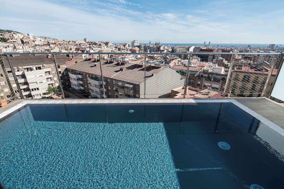Een foto van het zwembad bij Catalonia Park Putxet