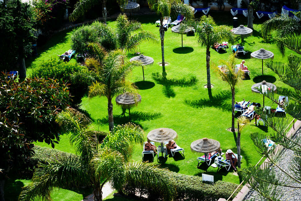 Een foto van het terras bij Hotel Monarque Fuengirola Park
