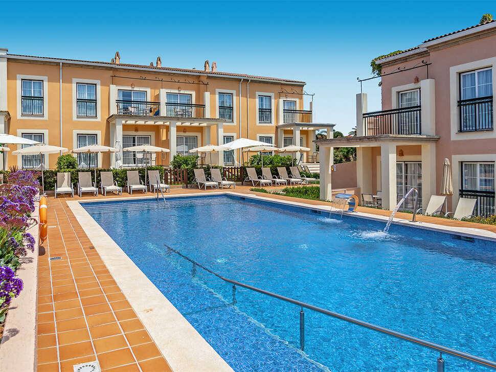 Een foto van het zwembad bij Hotel Zafiro Menorca