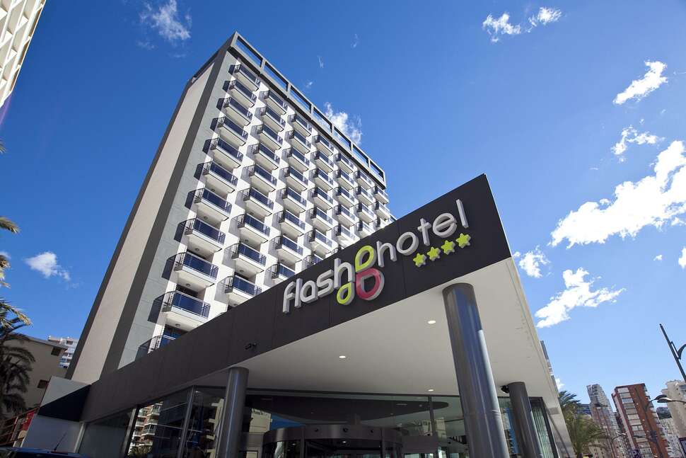 Een foto van de buitenkant van Flash Hotel