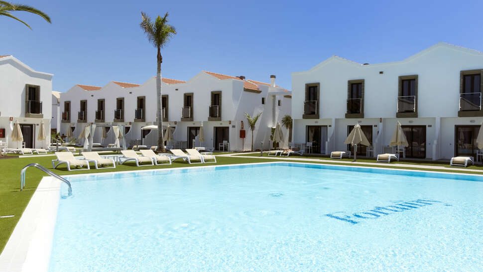 Een foto van het zwembad bij FBC Fortuny Resort