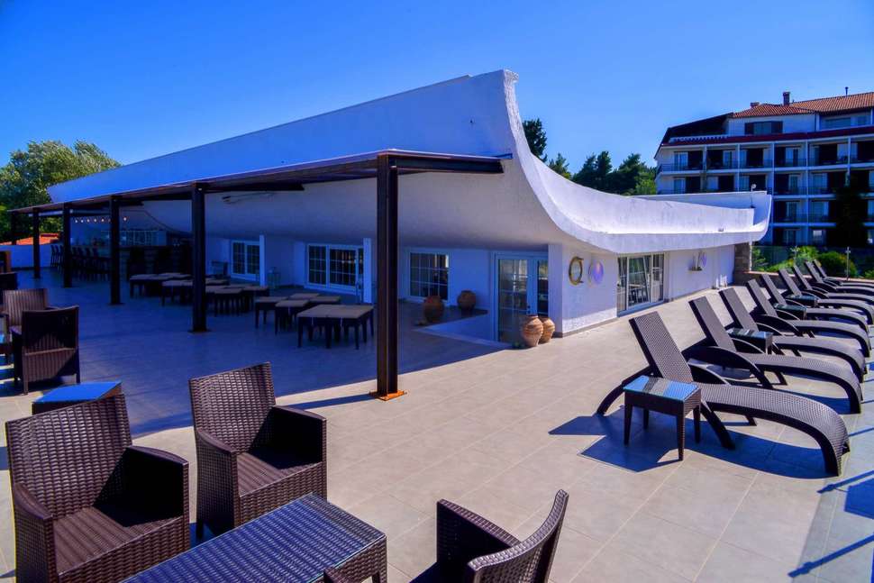 Een foto van het terras bij Alexander The Great Beach Hotel