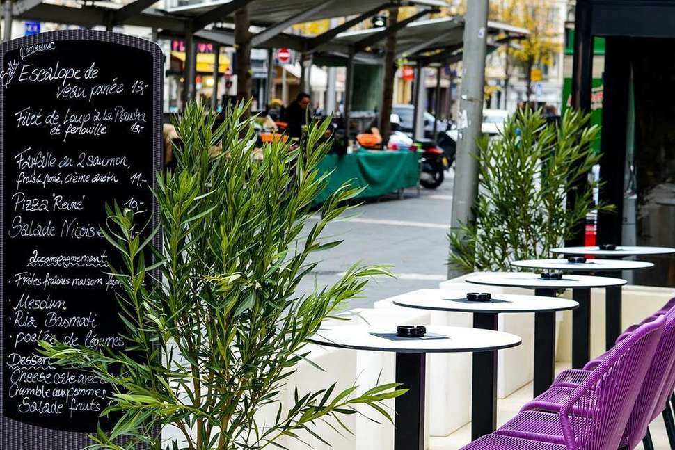 Een foto van het terras bij Hotel Monsigny