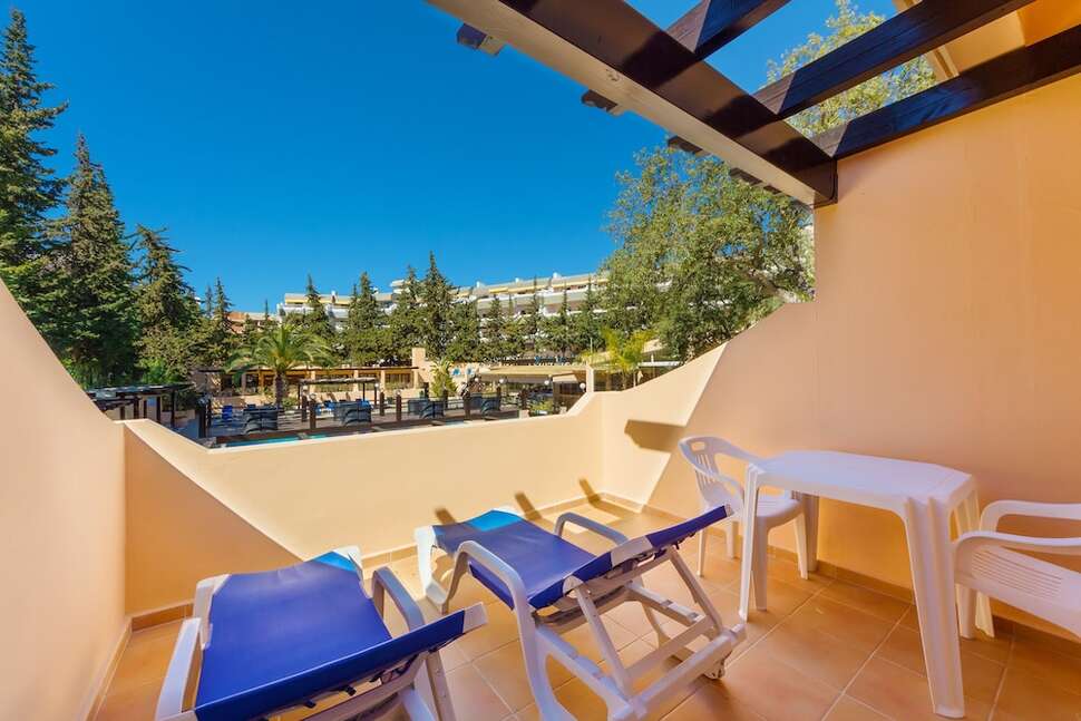 Een foto van het terras bij Hotel Balaia Mar