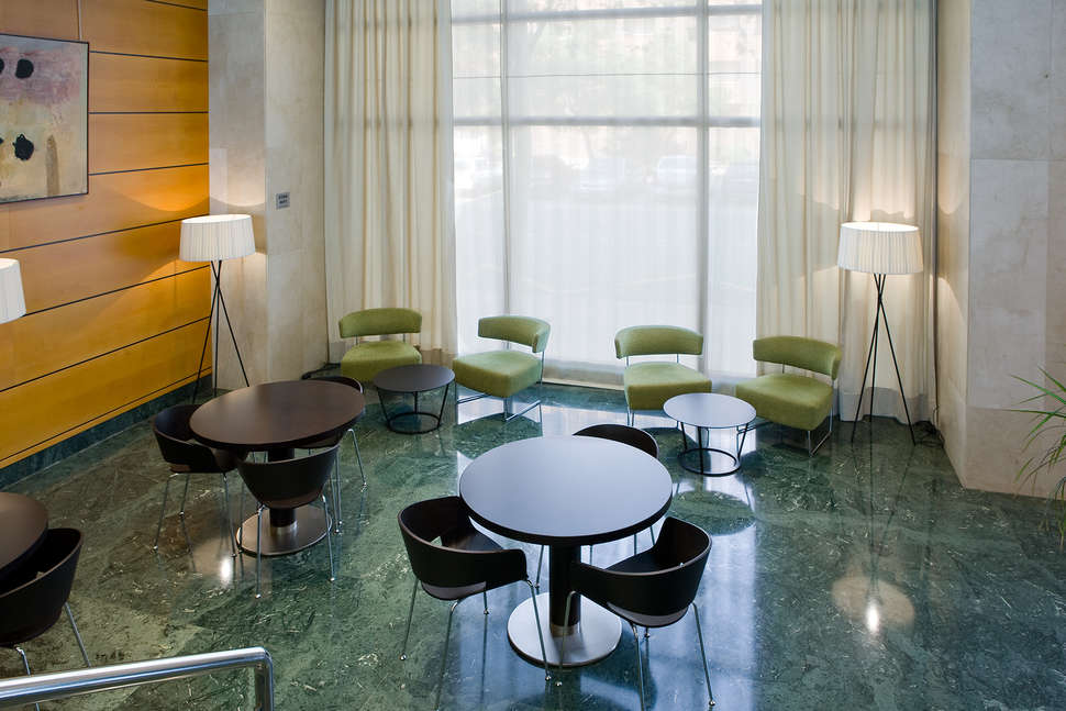 Een foto van het interieur van NH Valencia Center