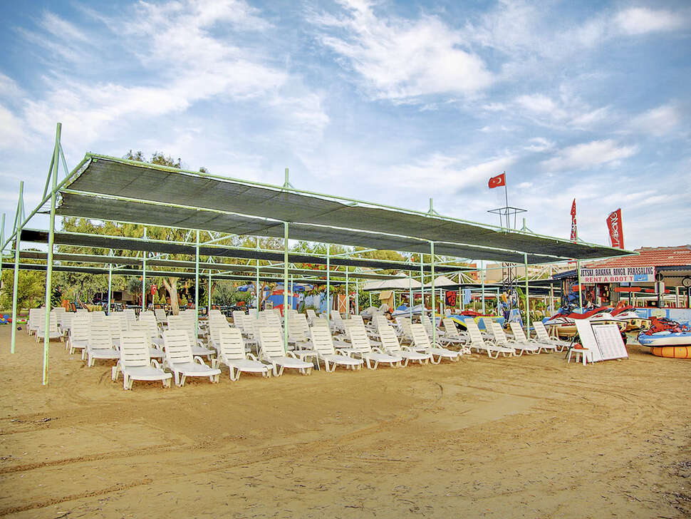 Ein Foto vom Strand beim Lavitas Hotel