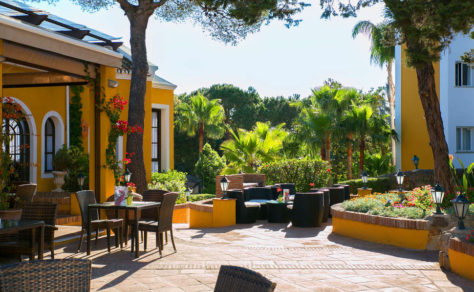Een foto van het terras bij Ona Alanda Club Marbella