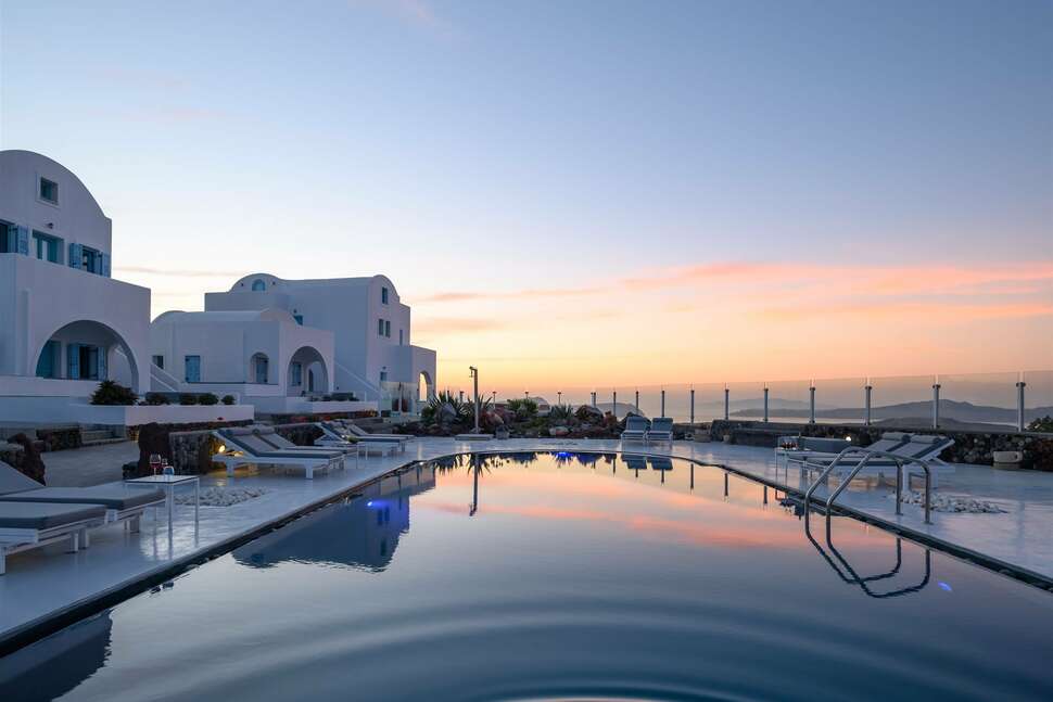 Een foto van het zwembad bij Kalestesia Suites