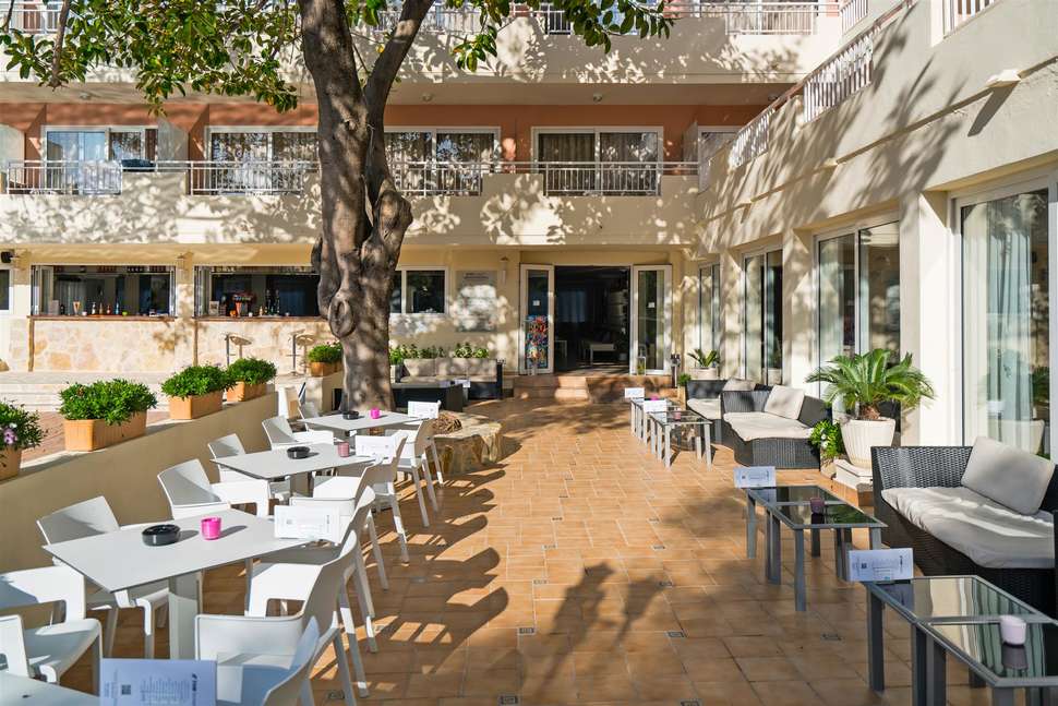 Een foto van het terras bij THB Dos Playas Hotel