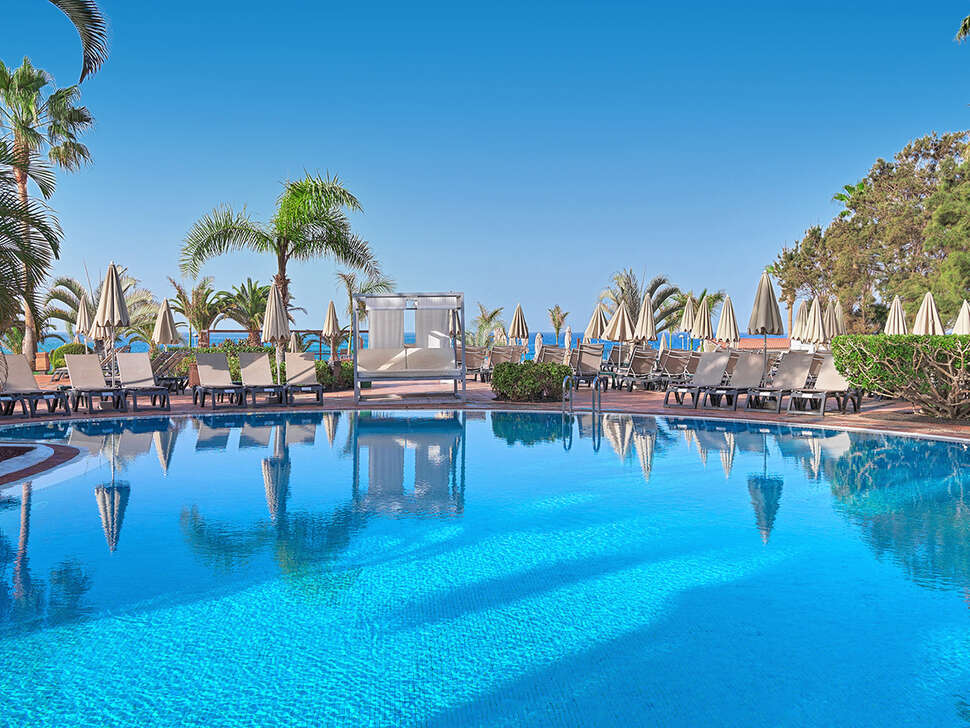 Een foto van het zwembad bij H10 Costa Adeje Palace
