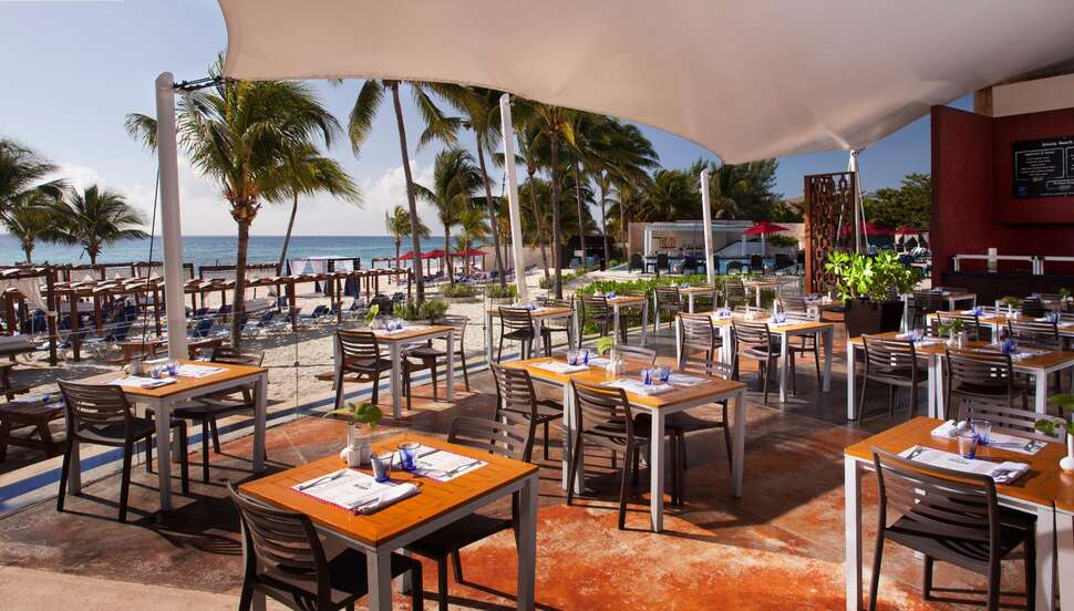 Een foto van het terras bij The Fives Beach Hotel & Residences