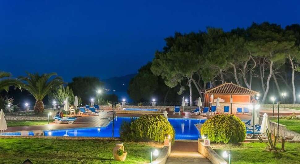 Een foto van het zwembad bij Surreal Keri Village & Spa by Zante Plaza