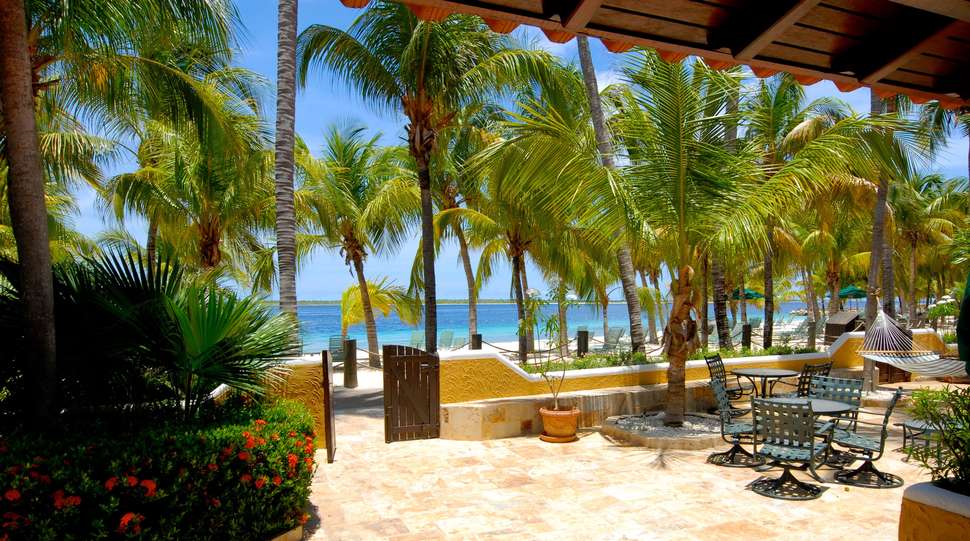 Een foto van de buitenkant van Harbour Village Beach Club