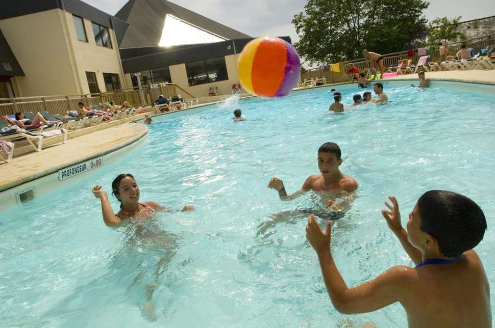 Een foto van het zwembad bij Pierre & Vacances Village Club Normandy Garden