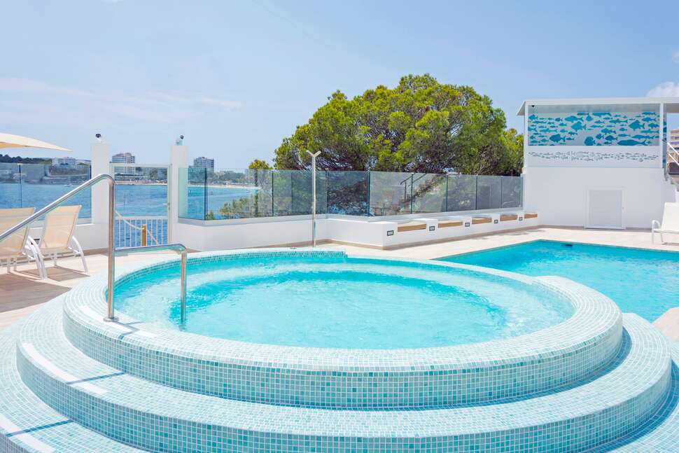 Ein Foto vom Pool im HSM Sandalo Beach