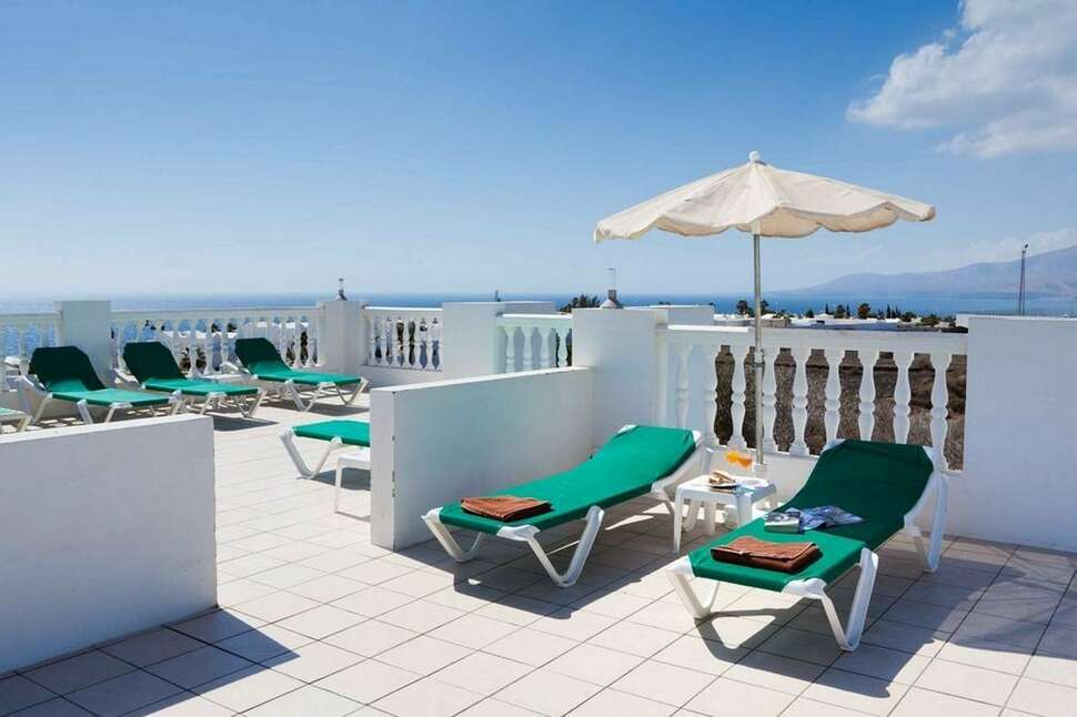 Een foto van het terras bij Blue Sea Los Fiscos