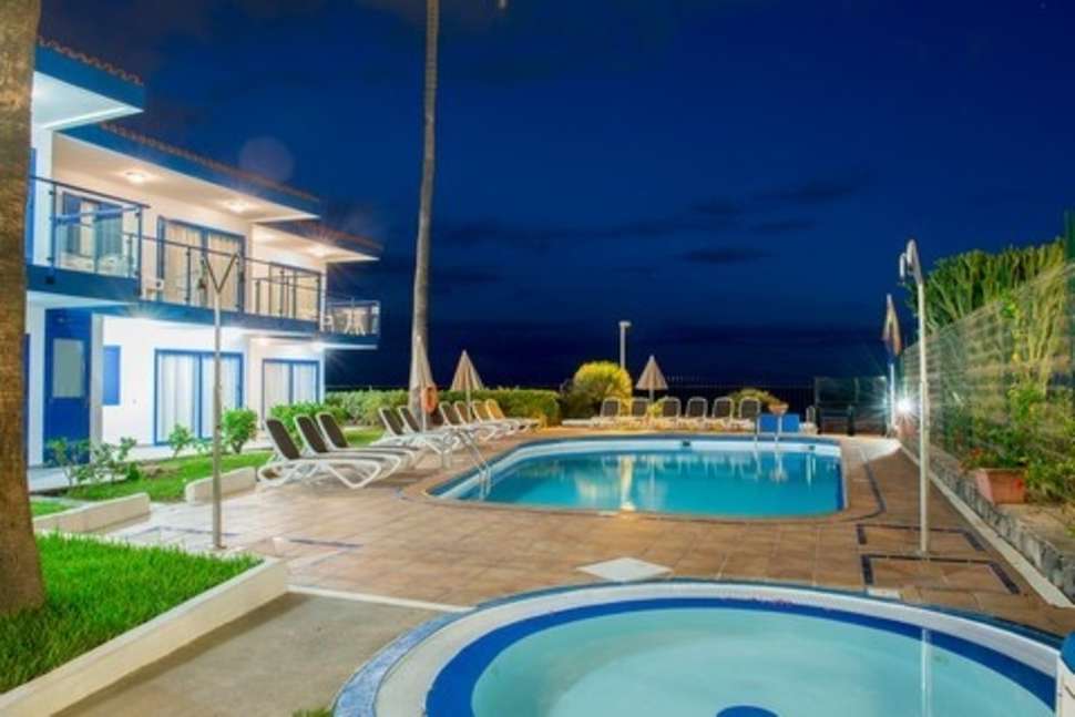 Ein Foto von der Außenansicht des Apartments Los Caribes I