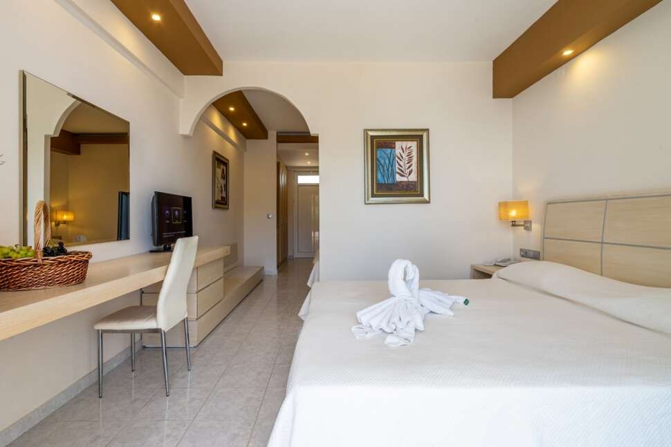 Een foto van Kamari Plus Hotel