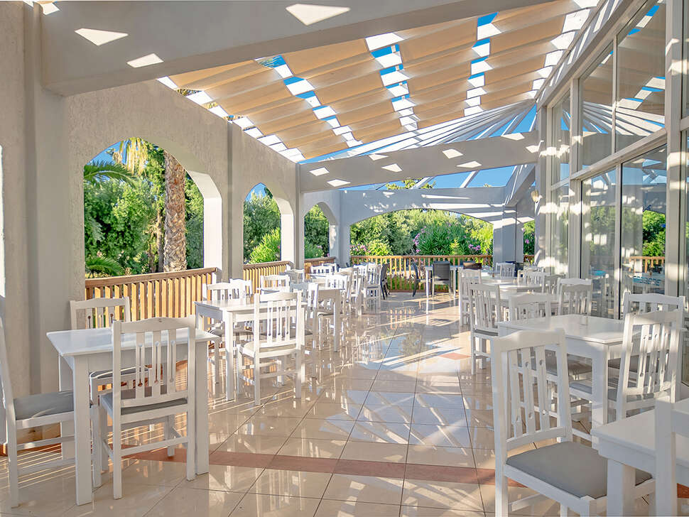 Een foto van het terras bij Evripides Village Beach Hotel