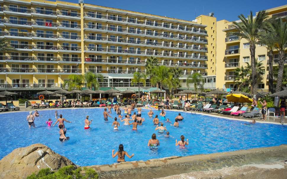 Een foto van het zwembad bij Rosamar Garden Resort