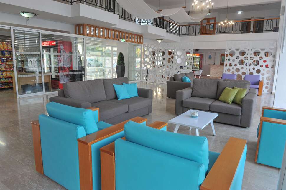 Een foto van het interieur van Fedrania Gardens Hotel