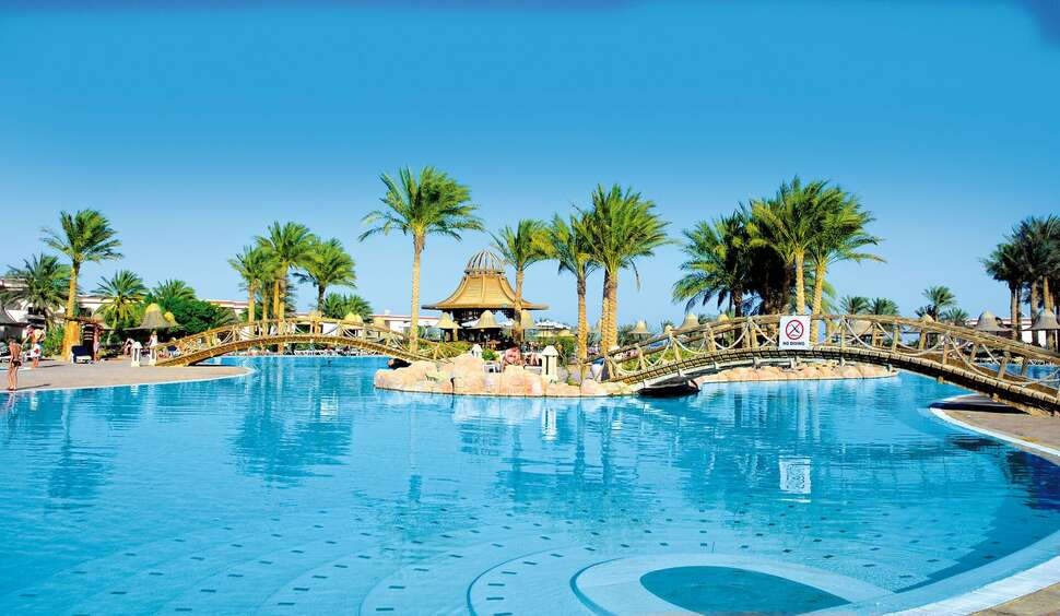 Een foto van het zwembad bij Parrotel Beach Resort