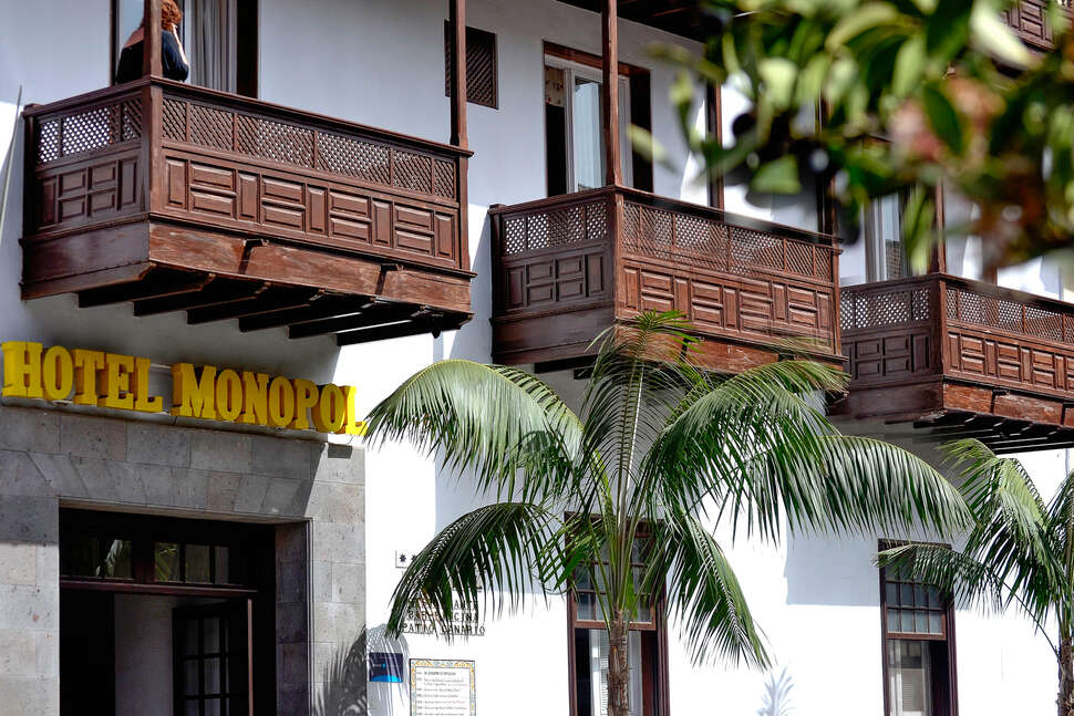 Een foto van de buitenkant van Hotel Monopol